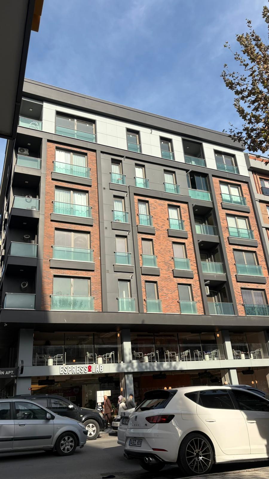 Avcılar kentsel dönüşüm kapsamında yenilenen modern konut cephesi